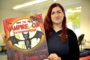 Studentin mit Plakat vom Vampire Cup 2016