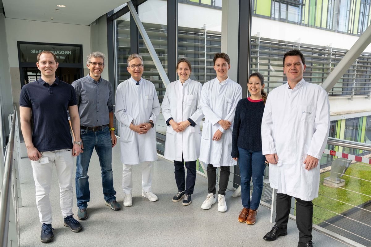 Forschen gemeinsam zu Makuladegeneration (v.l.), Julius Ameln, Dr. Wolf Harmening, Prof. Frank Holz, Dr. Marlene Saßmannshausen, Dr. Leon von der Emde, Dr. Alessandra Carmichael-Martins, Dr. Thomas Ach