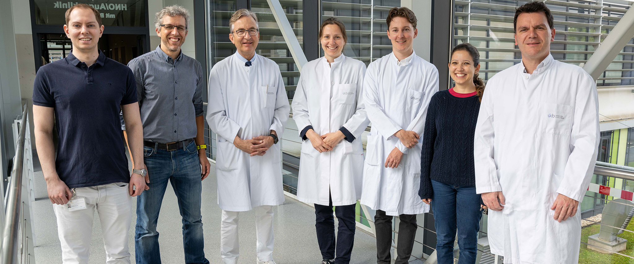 Forschen gemeinsam zu Makuladegeneration (v.l.), Julius Ameln, Dr. Wolf Harmening, Prof. Frank Holz, Dr. Marlene Saßmannshausen, Dr. Leon von der Emde, Dr. Alessandra Carmichael-Martins, Dr. Thomas Ach