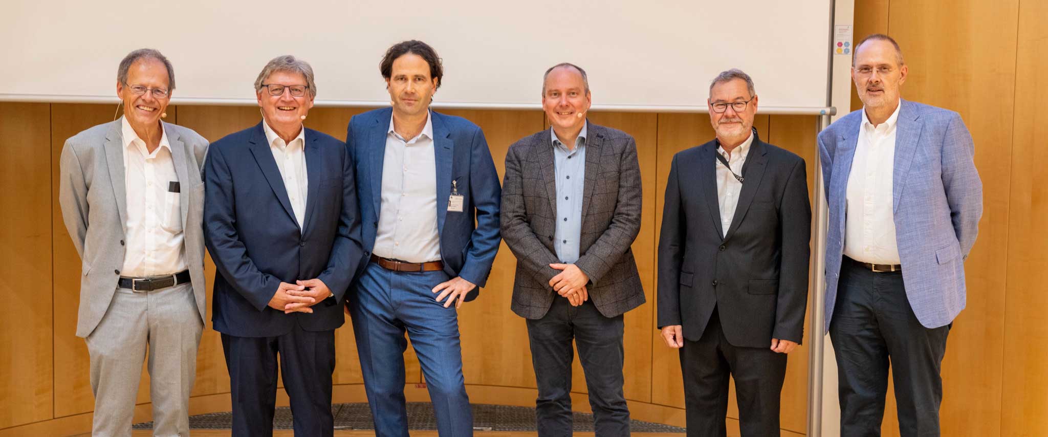 Prof. Wolfgang Holzgreve, Ärztlicher Direktor und Vorstandsvorsitzender des UKB; Prof. Jürgen Schüttler, Seniorprofessor für Anästhesiologie am Uniklinikum Erlangen; Prof. Mark Coburn, Direktor der Klinik für Anästhesiologie und Operative Intensivmedizin am UKB; Prof. Bernd Weber, Dekan der Medizinischen Fakultät der Universität Bonn; Prof. Ehrenfried Schindler, Direktor der Sektion für Kinderanästhesiologie am UKB; Prof. Christian Putensen, Sektionsleiter Operative Intensivmedizin am UKB.