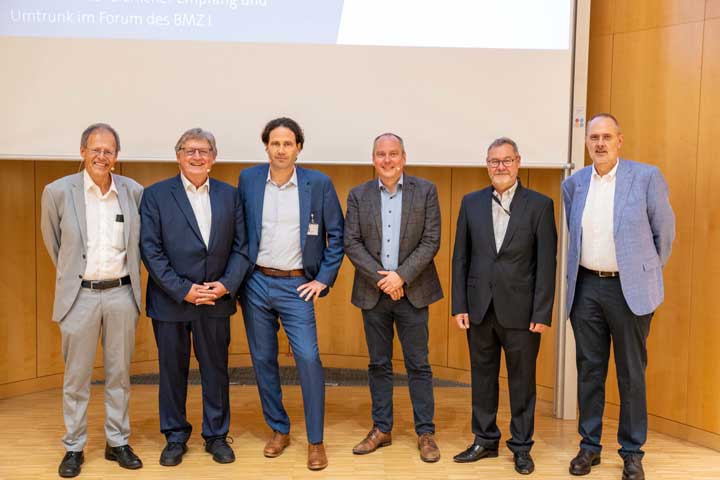 Prof. Wolfgang Holzgreve, Ärztlicher Direktor und Vorstandsvorsitzender des UKB; Prof. Jürgen Schüttler, Seniorprofessor für Anästhesiologie am Uniklinikum Erlangen; Prof. Mark Coburn, Direktor der Klinik für Anästhesiologie und Operative Intensivmedizin am UKB; Prof. Bernd Weber, Dekan der Medizinischen Fakultät der Universität Bonn; Prof. Ehrenfried Schindler, Direktor der Sektion für Kinderanästhesiologie am UKB; Prof. Christian Putensen, Sektionsleiter Operative Intensivmedizin am UKB.  