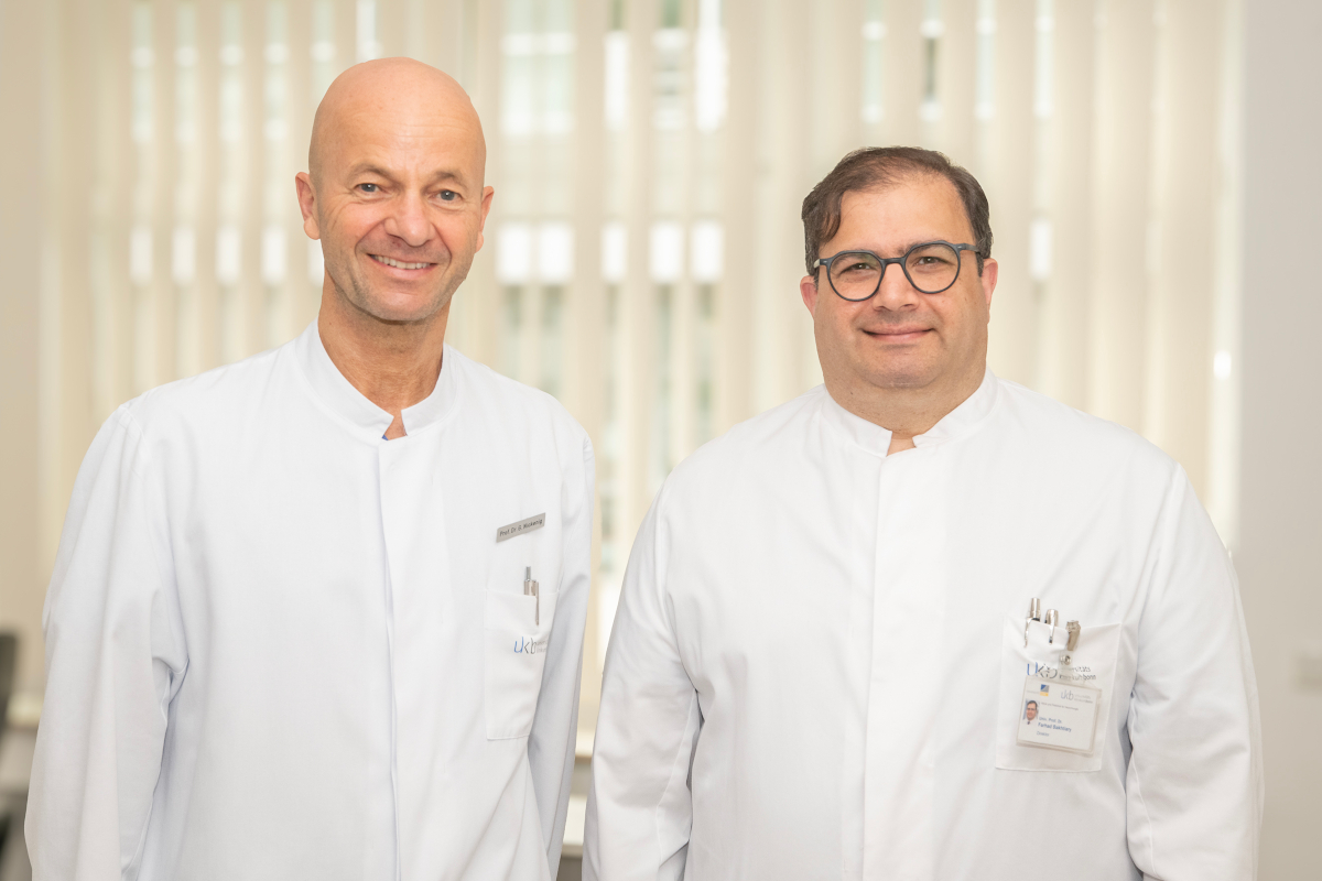 Patientenkolloquium des Universitätsklinikums Bonn am 29. August 2024: (v. li) Prof. Georg Nickenig und Prof. Farhad Bakhtiary informieren im Patientenkolloquium über den Herzinfarkt, der weiterhin eine der häufigsten Todesursachen weltweit darstellt.