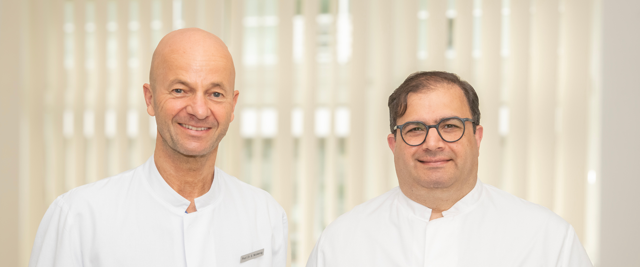 Patientenkolloquium des Universitätsklinikums Bonn am 29. August 2024: (v. li) Prof. Georg Nickenig und Prof. Farhad Bakhtiary informieren im Patientenkolloquium über den Herzinfarkt, der weiterhin eine der häufigsten Todesursachen weltweit darstellt.