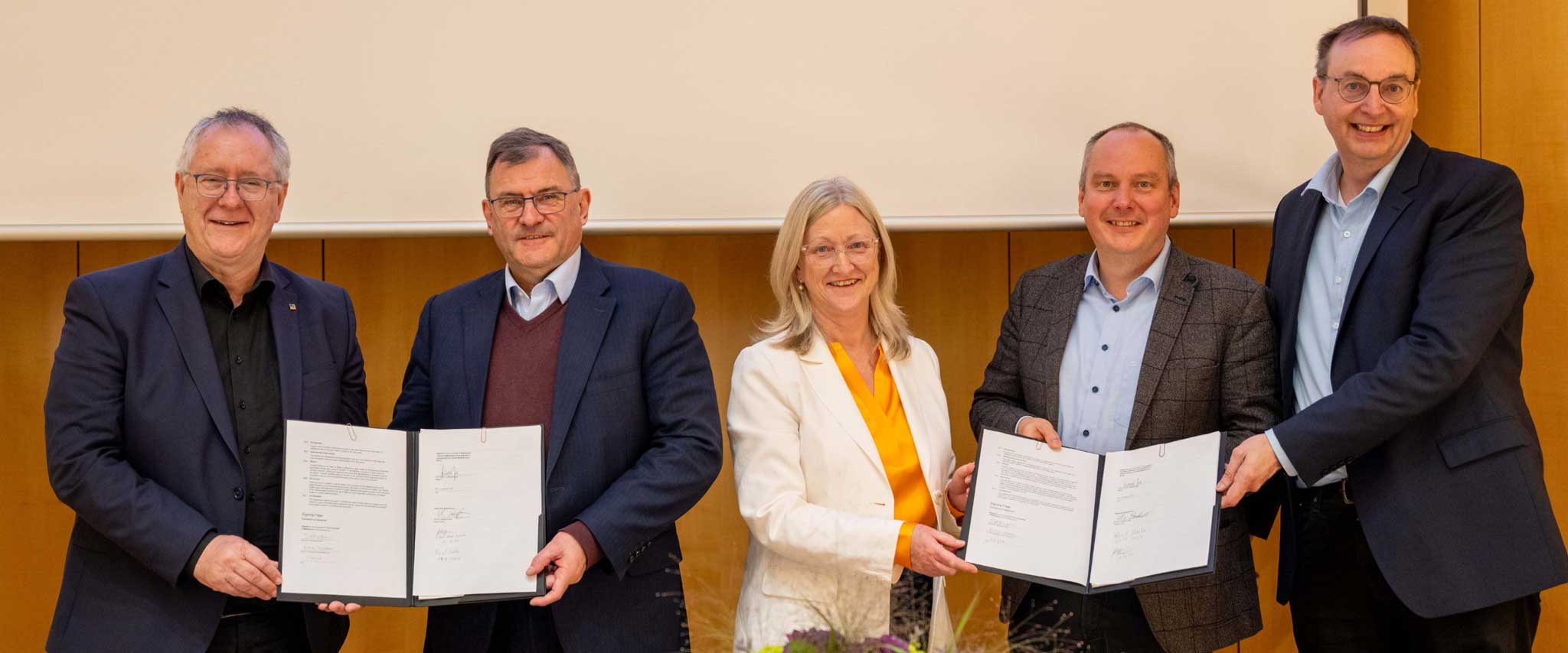 Unirektor Prof. Michael Hoch, Prof. Duncan Maskell (Vice-Chancellor, Chancellery, University of Melbourne), Prof. Jane Gunn (Dean, Faculty of Medicine, Dentistry, and Health Sciences, University of Melbourne), Dekan Prof. Bernd Weber und Prof. Christian Kurts.