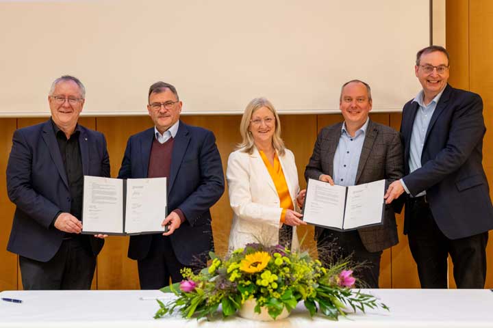 Unirektor Prof. Michael Hoch, Prof. Duncan Maskell (Vice-Chancellor, Chancellery, University of Melbourne), Prof. Jane Gunn (Dean, Faculty of Medicine, Dentistry, and Health Sciences, University of Melbourne), Dekan Prof. Bernd Weber und Prof. Christian Kurts. 