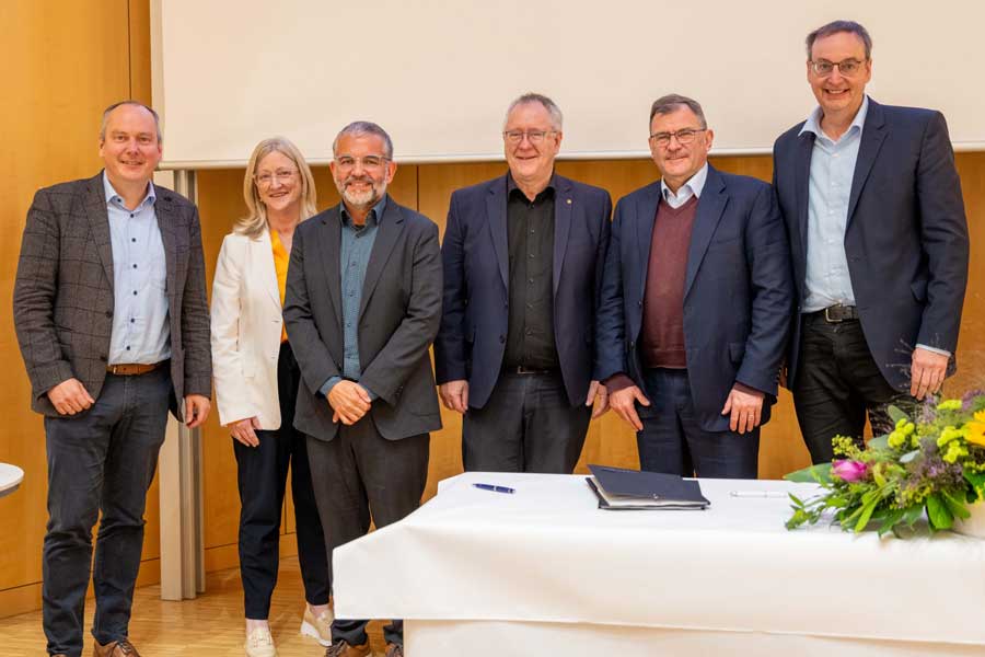 Dekan Prof. Bernd Weber, Prof. Jane Gunn (Dean, Faculty of Medicine, Dentistry, and Health Sciences, University of Melbourne), Prof. Sammy Bedoui (Peter Doherty Institute, University of Melbourne), Unirektor Prof. Michael Hoch, Prof. Duncan Maskell (Vice-Chancellor, Chancellery, University of Melbourne) und Prof. Christian Kurts. 