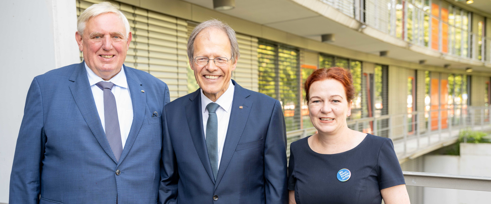 Prof. Wolfgang Holzgreve (Mitte) wurde heute nach mehr als 12 sehr erfolgreichen Jahren als Ärztlicher Direktor und Vorstandsvorsitzender des Universitätsklinikums Bonn (UKB) mit einer großen Dankesveranstaltung offiziell verabschiedet. Karl-Josef Laumann (links), NRW-Gesundheitsminister und Katja Dörner (rechts), Oberbürgermeisterin der Stadt Bonn, verabschiedeten sich mit sehr persönlichen und wertschätzenden Grußbotschaften von dem langjährigen Ärztlichen Direktor und Vorstandsvorsitzenden des Bonner Universitätsklinikums.