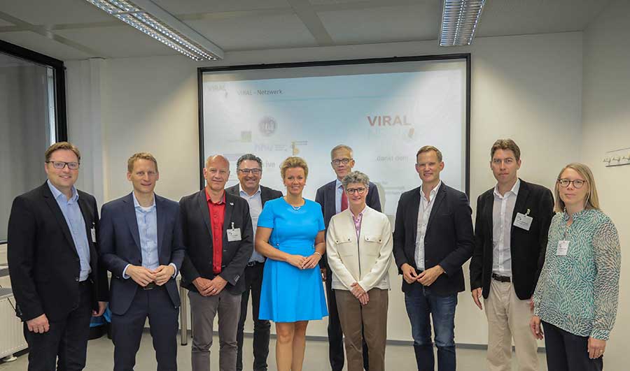 Prof. Dr. Jörg Timm (Virologie, Universität Düsseldorf), Prof. Dr. Florian Klein (Virologie, Universität Köln), Prof. Dr. Ulf Dittmer (Virologie, Universität Duisburg-Essen), Prof. Dr. Stephan Ludwig (Virologie, Universität Münster), Ina Brandes (Landesministerin, Ministerium für Kultur und Wissenschaft NRW), Prof. Dr. Nikolaj Klöcker (Dekan, Medizinische Fakultät Düsseldorf), Prof. Dr. Kirsten Schmieder (Ärztliche Direktorin, UK Düsseldorf), Prof. Dr. Hendrik Streeck (Virologie, UKB), Prof. Dr. Eike Steinmann (Virologie, Ruhr-Uni-Bochum), Dr. Anna-Kathrin Schupp (VIRAL Projektmanagerin, Universität Düsseldorf).