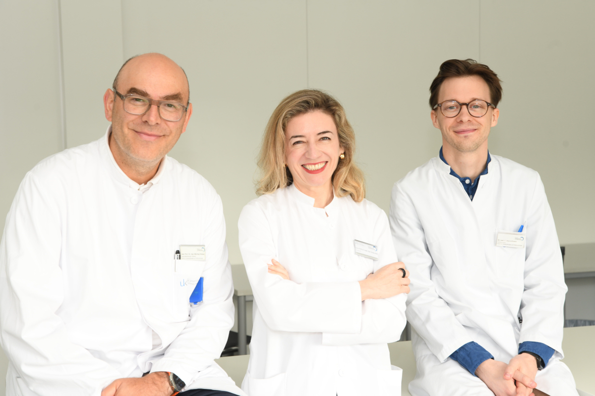 Patientenkolloquium des Universitätsklinikums Bonn am 10. Oktober 2024: (v. li) Prof. Mümtaz Köksal, Prof. Eleni Gkika und Dr. Cas Dejonckheere von der Klinik für Strahlentherapie und Radioonkologie des UKB, informieren im Rahmen des Patientenkolloquiums über technologische Innovationen in der Strahlentherapie, die vor allem im Bereich der modernen Krebsbehandlung eine wichtige Säule ist.