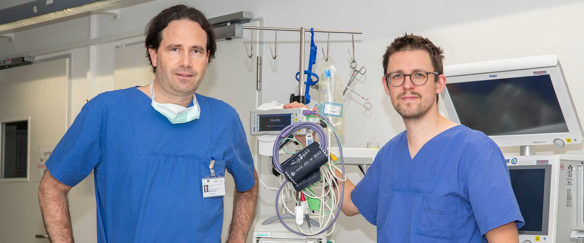 Strategie gegen erhöhten Propofol-Abfall im OP: (v.l.) Prof. Dr. Mark Coburn und Dr. Florian Windler zeigen, welches Verfahren den Verwurf von Propofol verringert.