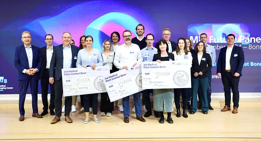 Prof. Bernd Weber (3. v. l.) und Prof. Frank Holz (l.) beglückwünschten die Gewinnerteams des dritten Medical Pitch Contests für ihre herausragenden Projekte und übergaben die Preisgelder.