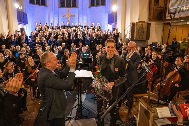 Prof. Bernd Weber (links) und Clemens Platzköster (rechts) gratulieren Chorleiter Dr. Rüber zu dem großartigen Erfolg.