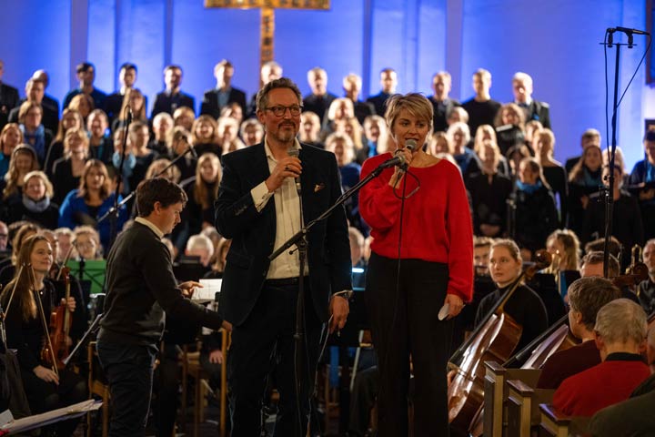 Dr. Eckart von Hirschhausen und Sabine Heinrich moderierten das UKB-Chor Konzert.