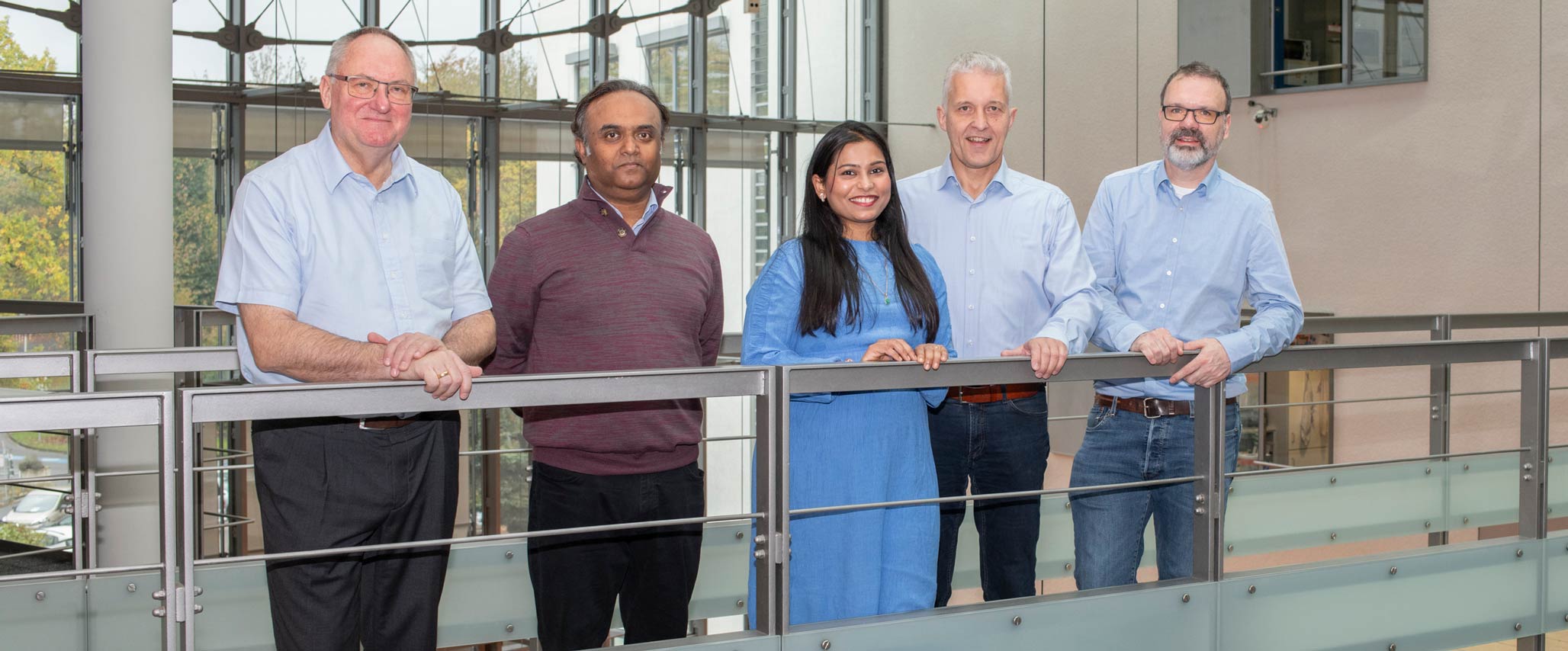 Bonner Forschende entschlüsseln Aufbau des Gerinnungsfaktors XIII mittels Kryo-Elekronenmikrokopie: (v. li) Prof. Dr. Johannes Oldenburg, PD Dr. Arijit Biswas, Dr. Sneha Singh, Prof. Dr. Matthias Geyer und PD Dr. Gregor Hagelüken.