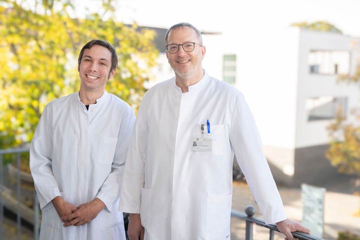 PD Dr. Benedikt Êggers und Prof. Franz-Josef Kramer von der Klinik für Mund-, kiefer- und plastische Gesichtschirurgie des UKB widmen sich im Patientenkolloquium folgender Frage: Weisheitszähne entfernen: ja oder nein? 