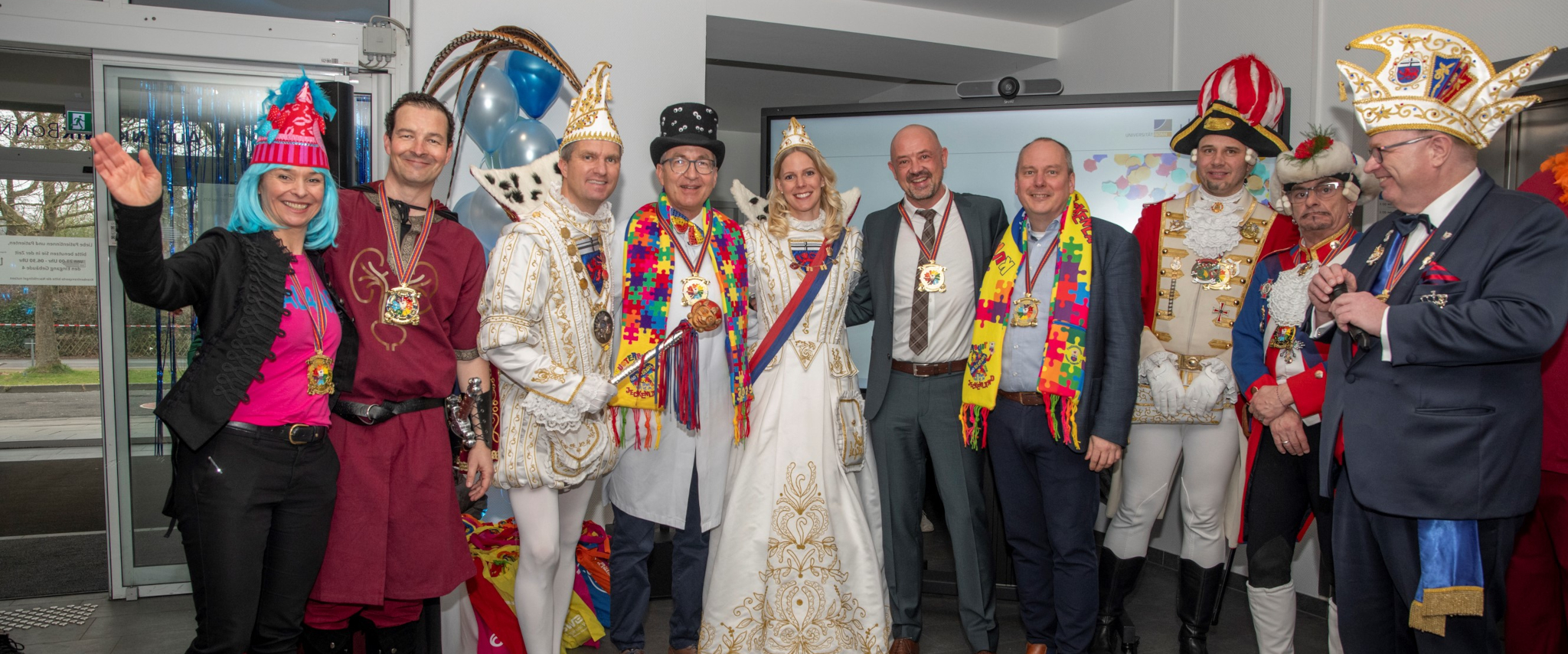 Das Bonner Prinzenpaar Prinz Oliver I. und Bonna Maike I. besuchte gemeinsam mit seiner Delegation des Festausschusses Bonner Karneval sowie Mitgliedern der EhrenGarde der Stadt Bonn das UKB. Gastgeber waren der UKB-Vorstand: Prof. Alexandra Philipsen (1.v.l.), Prof. Bernd Weber (4.v.r.) und Clemens Platzköster, Kaufmännischer Direktor und stellv. Vorstandsvorsitzender des UKB (6.v.l.) sowie Prof. Manuel Ritter (2.v.l.) und Prof. Frank Holz (4.v.l.).